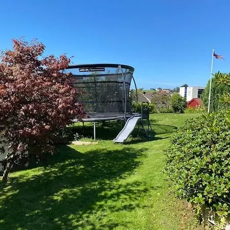 Trivelig Med Solrik Hage